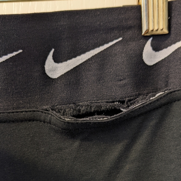 **damaged** women's Nike leggings NWT - Picture 5 of 5